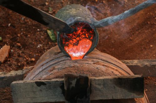 Dân làng nghề đúc đồng ở Khánh Hòa lo mất Tết