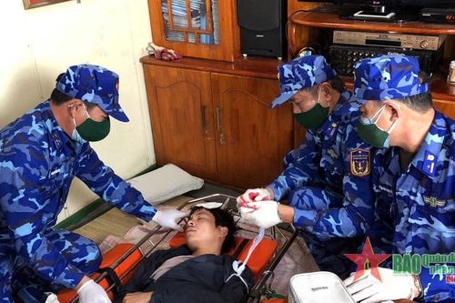 Bộ tư lệnh Vùng Cảnh sát biển 1 cấp cứu 5 thuyền viên Nghệ An gặp nạn trên biển