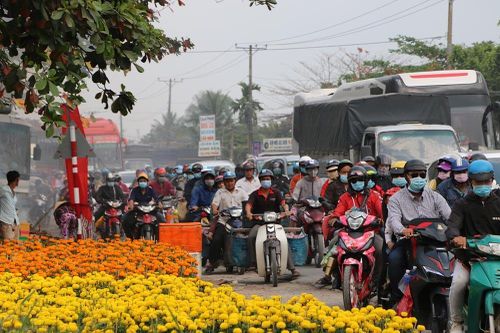Nhiều tỉnh 'vùng đỏ' linh hoạt đón người dân về quê ăn Tết
