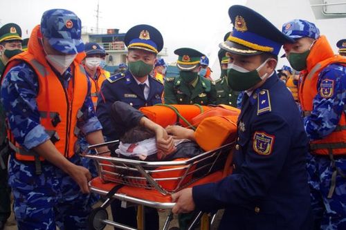 Kịp thời đưa 5 ngư dân gặp nạn trên biển vào bờ cấp cứu
