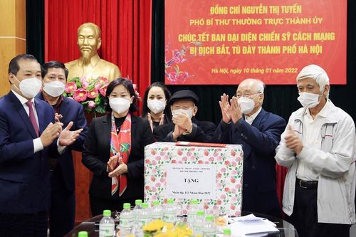 Lãnh đạo thành phố thăm, chúc Tết Ban liên lạc Chiến sĩ cách mạng bị địch bắt tù đày