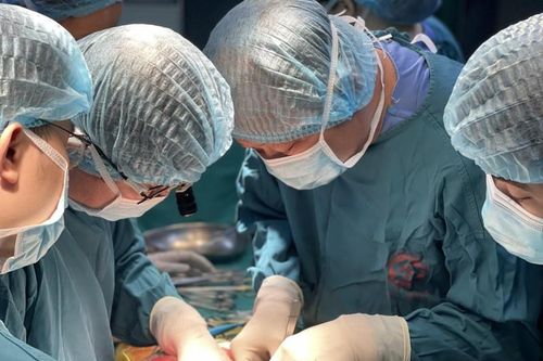 Bệnh viện Bạch Mai cứu sống cháu bé bị chấn thương gan, thận nặng và hiếm gặp
