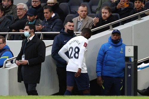 Học trò bị fan la ó, HLV Tottenham phản ứng: 'Cũng đáng thôi!'
