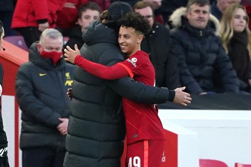 HLV Liverpool tiết lộ câu chuyện sốc về thần đồng Kaide Gordon