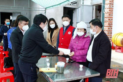 Thăm hỏi, động viên gia đình có 2 người tử vong do hỏa hoạn tại thị xã Nghi Sơn