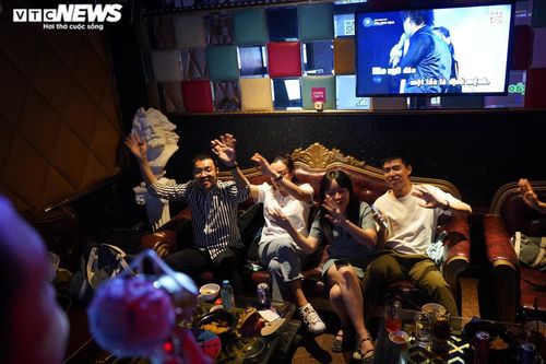 Ngày đầu quán karaoke mở lại, khách phải đi từ chiều để đặt phòng hát