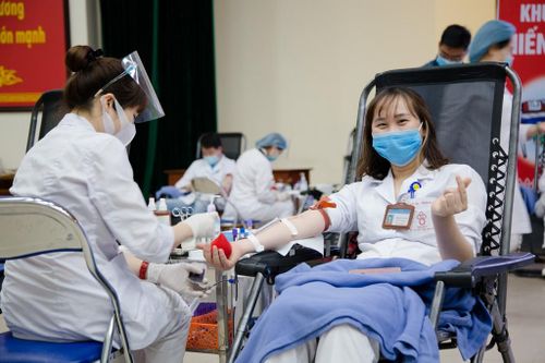 Vừa tiêm vaccine COVID-19 có nên đi hiến máu ngay?
