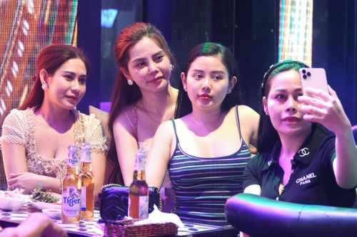 Quán bar ở phố Tây Bùi Viện vắng khách ngày đầu mở lại