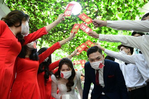 Áp lực tiền mừng cưới dịp gần Tết