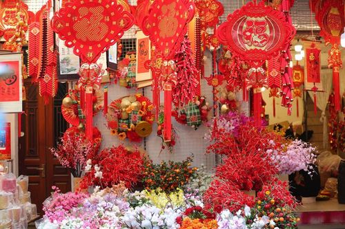 Sắc đỏ 'hương vị Tết' trên phố Hàng Mã