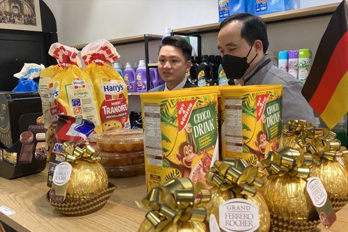 Dồi dào hàng tết chờ khách