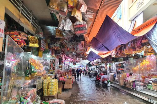 Khách vắng vẻ, tiểu thương chợ lớn nhất Bắc Trung Bộ thấp thỏm trữ hàng Tết