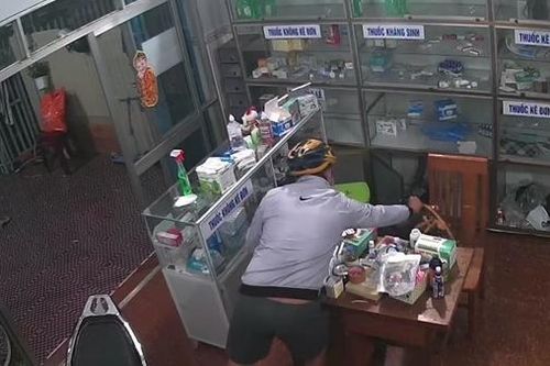 Tên trộm vứt túi xách có gần 400 triệu đồng vào thùng rác