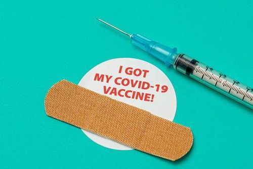 CDC Mỹ bác bỏ tin đồn sai lệch về vaccine COVID-19 và sự thật như thế nào?