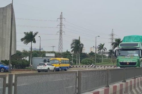 Xe cơi thùng, có ngọn 'trẩy hội' trên cầu Thăng Long do trạm cân 'tê liệt'