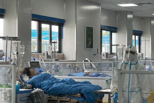 Khu điều trị F0 nguy kịch ở Hà Nội kín giường