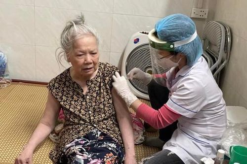 Quận Thanh Xuân: Tiêm vaccine Covid-19 cho người già yếu tại nhà