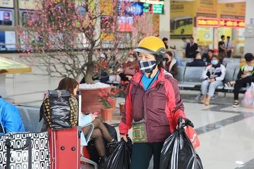 Về quê ăn Tết: Mỗi địa phương một kiểu quy định kiểm soát người về