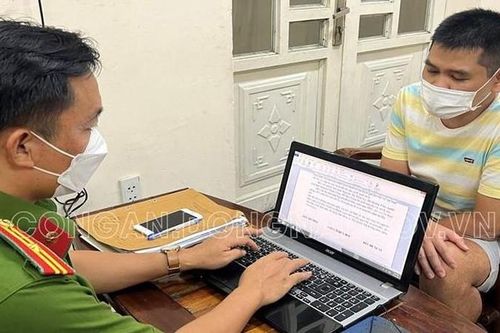 Bắt khẩn cấp 'ổ tú ông' điều phối hàng trăm gái mại dâm
