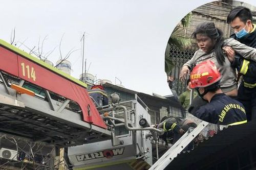 Hà Nội: Nghẹt thở giải cứu bé gái mắc kẹt trên tum căn nhà bị cháy