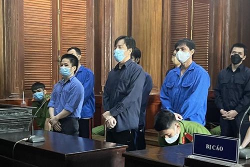 Nhóm khủng bố quán phở Hòa bằng sơn, mắm tôm lĩnh án