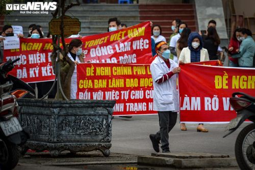 Nhân viên bệnh viện Tuệ Tĩnh giăng biển hiệu đòi tiền lương