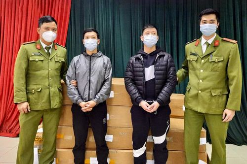 Khởi tố 2 đối tượng buôn bán hàng vạn điếu thuốc lá lậu