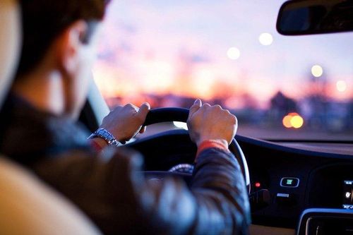 Đề xuất cấm người có bằng lái ôtô dưới 1 năm chạy quá 60 km/h