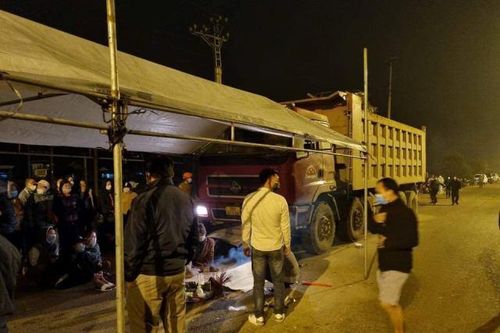 Va chạm kinh hoàng với ô tô tải, cả 4 người trong gia đình tử vong