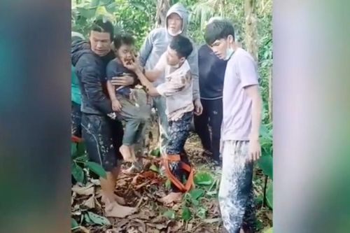 Nhóm thợ sơn dũng cảm giải cứu bé trai 6 tuổi rơi xuống giếng