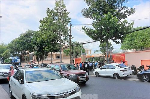 Xuất hiện 'cò' giấy tờ lừa tiền người dân ở cửa trụ sở Phòng CSGT Bình Dương