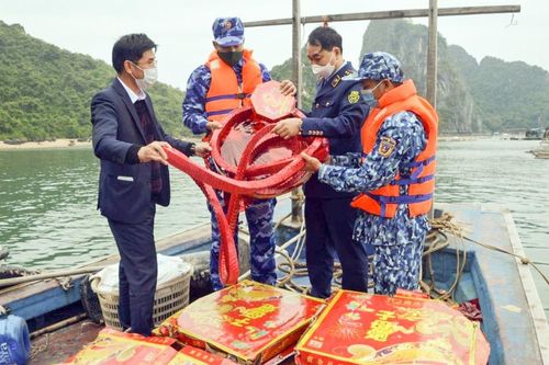 Phát hiện gần 300kg pháo nổ vận chuyển qua vùng biển Quảng Ninh