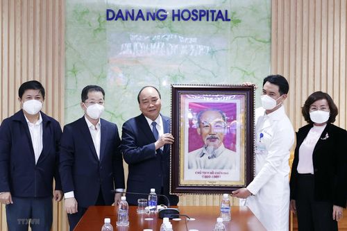 Chủ tịch nước Nguyễn Xuân Phúc động viên lực lượng y tế tại Đà Nẵng