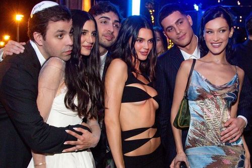 Kendall Jenner bị chỉ trích vô duyên vì mặc váy cắt xẻ chiếm spotlight trong đám cưới bạn thân