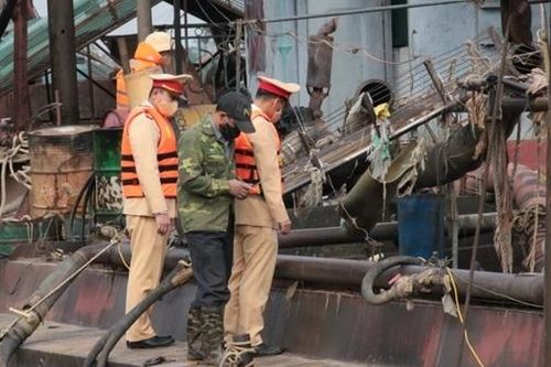 Cảnh sát mật phục bắt 2 tàu khai thác cát trái phép trên sông Đà