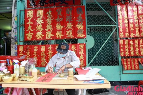 Cụ ông ngồi vỉa hè viết câu đối chúc Tết suốt 53 năm