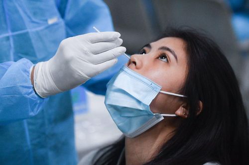 Lý do nhiều người vẫn âm tính dù tiếp xúc rất gần F0