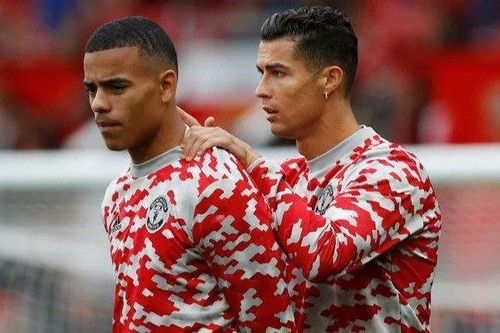 Ronaldo đào sâu xung đột thế hệ tại MU
