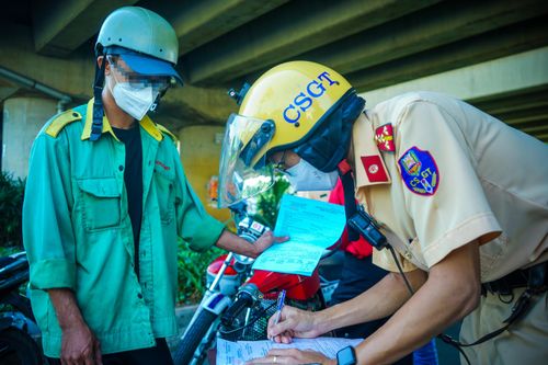 Bị CSGT tuýt còi, nhiều người chấp nhận bỏ xe