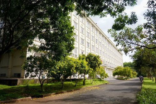 Cách TP.HCM 80km, có một trường đại học kiến trúc đẹp mê mẩn, khuôn viên phủ ngập sắc xanh