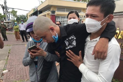 Vụ 'chém nhầm' ở Cà Mau: Bị cáo lao vào xe trên đường sau khi tòa tuyên án