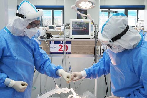 'Vắt chân' chạy để giành giật sự sống cho bệnh nhân COVID-19 nguy kịch