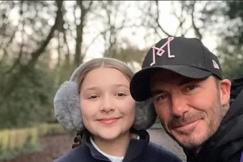 Loạt ảnh chụp thân mật giữa David Beckham và con gái Harper gây tranh cãi, vì sao thế?