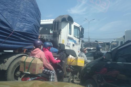 Đồng Nai: Kẹt xe nghiêm trọng nhiều giờ tại cổng 11