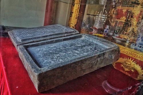 Chuyện về bảo vật quốc gia bia đá hình hộp