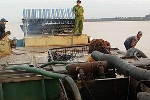 Tìm chủ sở hữu ghe gỗ khai thác cát trái phép