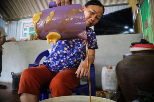 Làng mật mía đỏ lửa ngày đêm vào vụ Tết