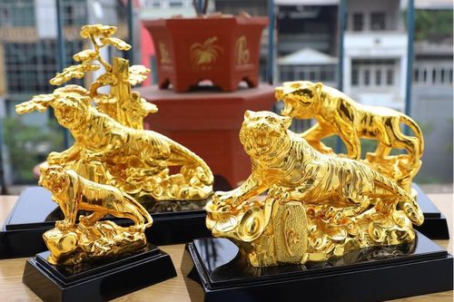 Gian nan chế tác tượng hổ mạ vàng mừng Xuân Nhâm Dần