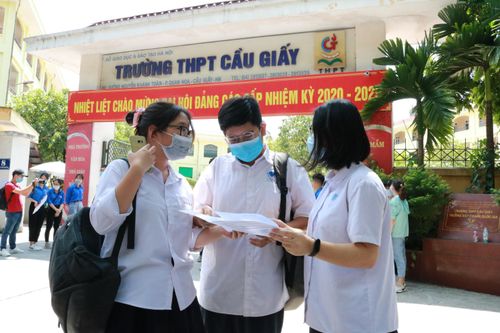 Chạy đua ôn thi chứng chỉ IELTS, học sinh 'xem nhẹ' các môn học khác?