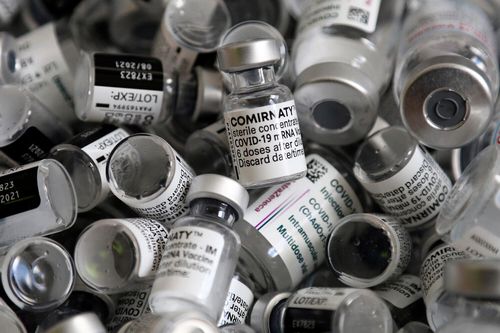 Hàng trăm nghìn liều vaccine Pfizer, Moderna sắp thành phế phẩm ở Anh